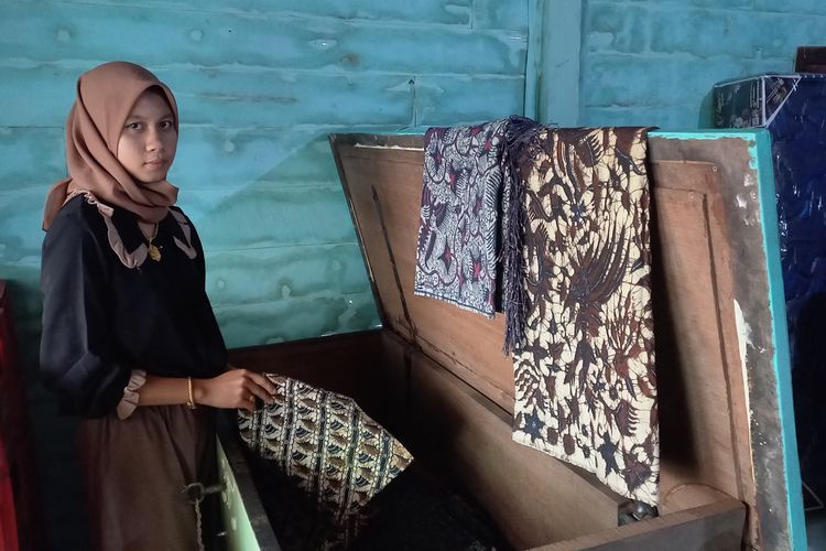 Endang Ermawati (19), calon mempelai wanita melihat sejumlah barang seserahan nikah dari mempelai pria yang dikirim ke rumahnya di Desa Margorejo, Kecamatan Kerek, Kabupaten Tuban, Jawa Timur, menggunakan 8 unit mobil pickup. Rabu (20/7/2022).