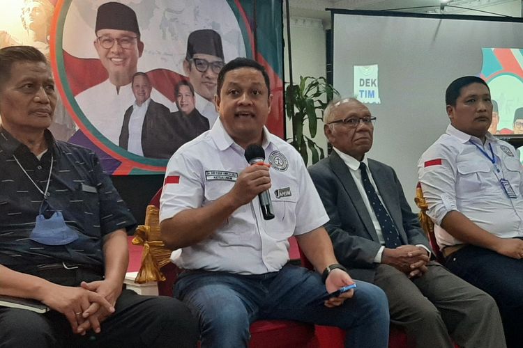 Ketua Umum Tim Hukum Nasional Anies Baswedan dan Muhaimin Iskandar, Ari Yusuf Amir saat jumpa pers acara deklarasi Tim Hukum Nasional Amin DIY di Sleman, Kamis (4/01/2024).