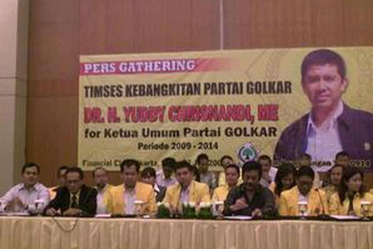Calon Ketua Umum Partai Golkar Yuddy Chrisnandi memperkenalkan tim sukses pemenangannya dalam keterangan pers di Financial Club Grha Niaga Tower, Senin (27/7).