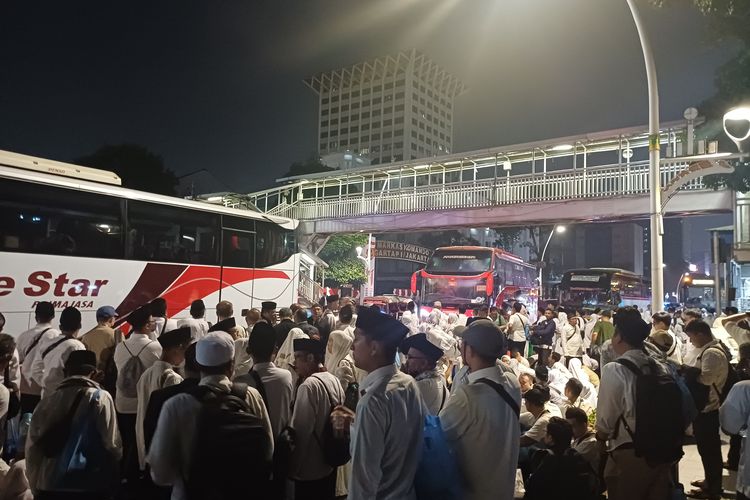 Antrean Bus Peserta Zikir Kebangsaan Mengular dari Gambir hingga Monas, Lalin Macet