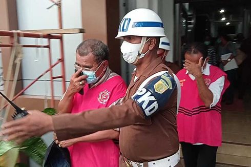 Menangis Saat Ditahan, Tersangka Korupsi Pasar Mandika Ambon Peluk Keluarganya: Saya Tidak Kuat...