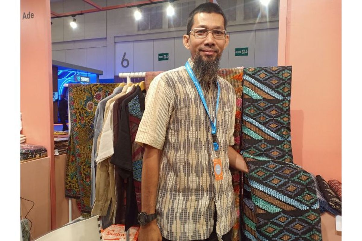 Co-Owner of Tenun Imam Wim Alfian.