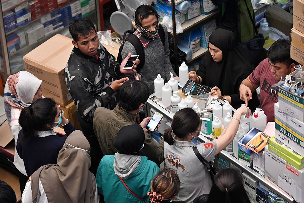 Sejumlah warga membeli masker dan cairan pembersih tangan (hand sanitizer) di Pasar Pramuka, Jakarta, Senin (2/3/2020). Harga masker dan hand sanitizer di sentra alat kesehatan tersebut mengalami lonjakan dari 600 persen hingga 1.400 persen akibat permintaan konsumen yang meningkat drastis setelah Presiden Joko Widodo mengumumkan dua warga Kota Depok positif terinfeksi virus corona.