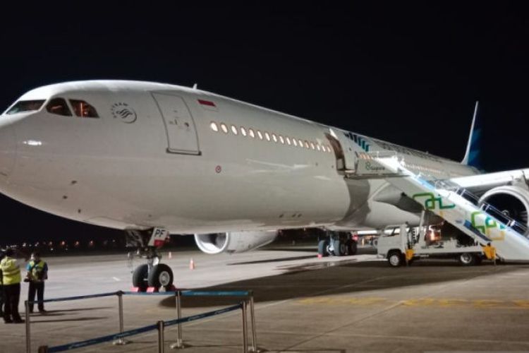 Pesawat Garuda Indonesia yang mengangkut jemaah haji kloter 1 Embarkasi Banjarmasin di Bandara Internasional Syamsuddin Noor Banjarmasin, Minggu (12/6/2022) malam.