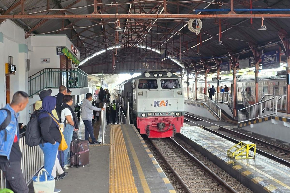 Ilustrasi kereta api. PT KAI menambah perjalanan kereta api untuk rute Surabaya Surabaya, Malang, dan Ketapang pada Oktober 2025. Berikut jadwal lengkapnya.
