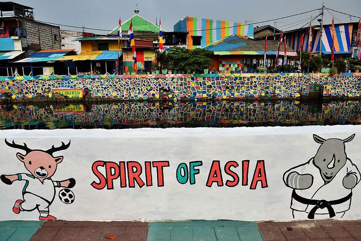 Kampung Delta disulap menjadi kampung tematik Asian Games 2018, Jakarta, Senin (23/7/2018). Ornamen, hiasan, dan mural bertema Asian Games mewarnai Jakarta dari pusat kota hingga pelosok perkampungan guna menyambut pesta olahraga terbesar Asia yang akan digelar pada 18 Agustus hingga 2 September 2018 tersebut.