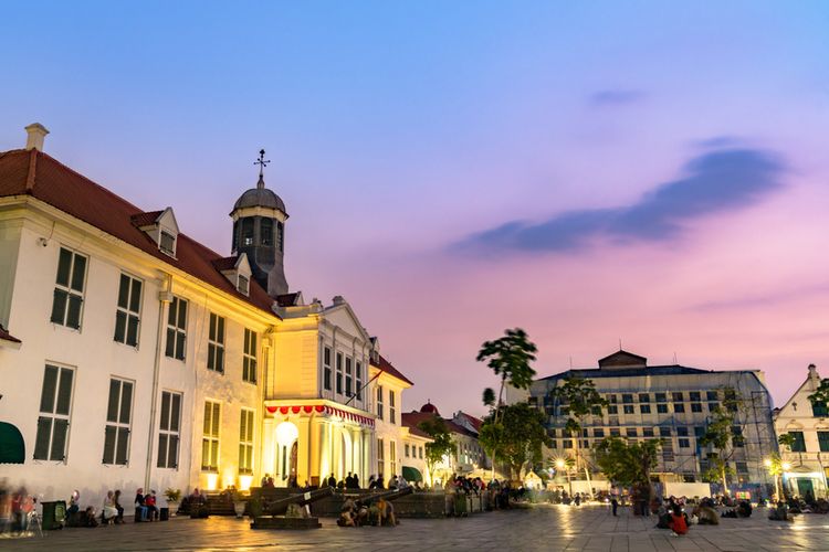 Suasana Kota Tua Jakarta saat senja jelang malam hari