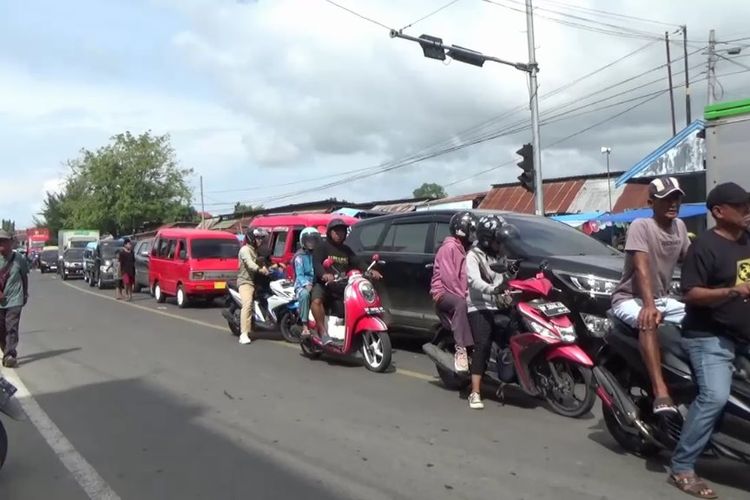 Pasar Tumpah dan Traficlight Macet Picu Kemacetan Panjang Jalur Mudik Trans Sulawesi *** Local Caption *** Pasar Tumpah dan Traficlight Macet Picu Kemacetan Panjang Jalur Mudik Trans Sulawesi