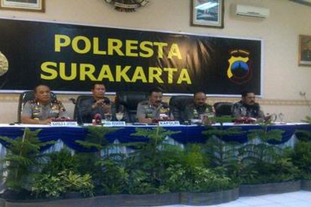 Kepala Polri Jenderal Timur Pradopo (tengah), dalam konferensi pers di Polres Surakarta, Jawa Tengah, Sabtu (1/9/2012).