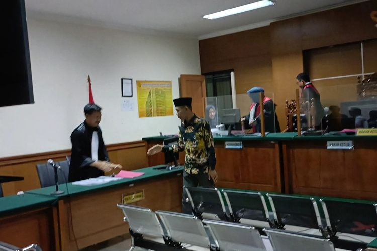 Mantan Kades Lontar, Kecamatan Tirtayasa, Kabupaten Serang, Banten, Aklani dituntut 6 tahun oleh jaksa di Pengadilan Tipikor Serang. Senin (13/11/2023) malam.
