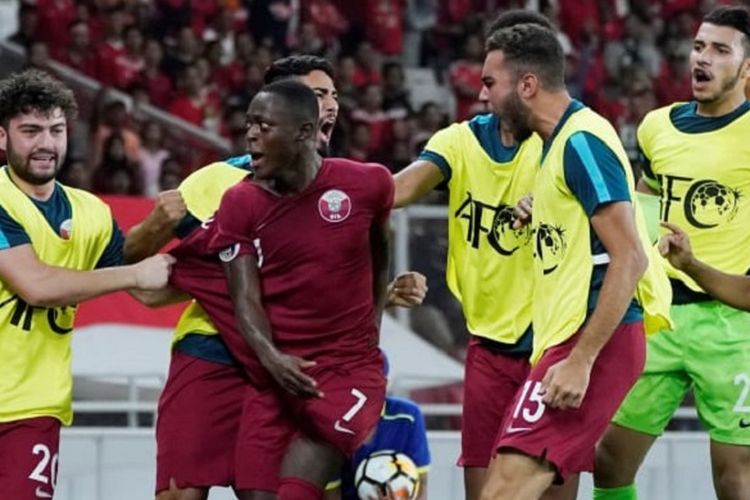 Selebrasi penyerang timnas U-19 Qatar saat mencetak gol ke gawang timnas U-19 Indonesia pada laga Piala Asia U-19 2018 di Stadion Utama Gelora Bung Karno, Minggu (21/10/2018).