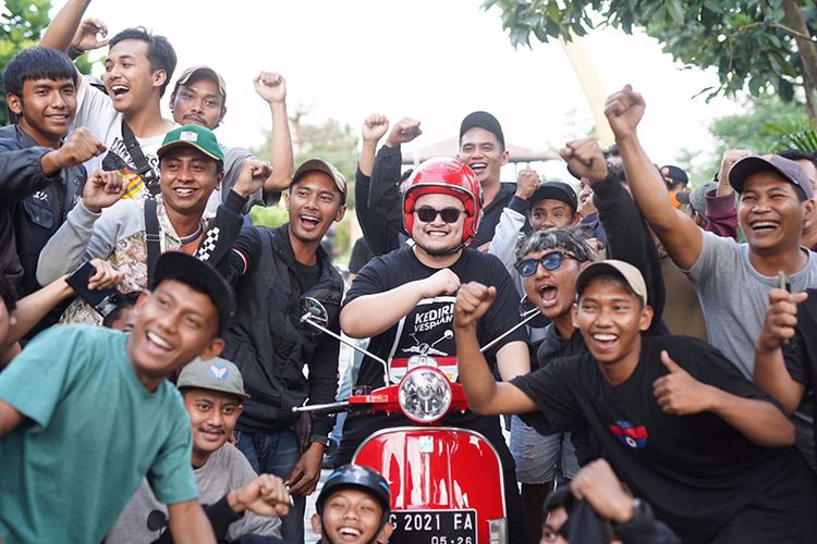 Mas Dhito photo bersama dengan para pecinta Vespa Kabupaten Kediri. 