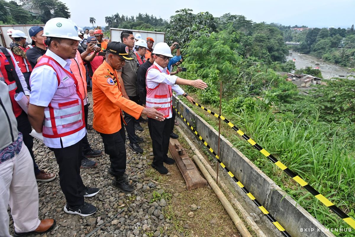 Menteri Perhubungan Budi Karya Sumadi saat meninjau jalur kereta api (KA) lintas Bogor-Sukabumi yang terdampak longsor, Jumat (17/3/2023).