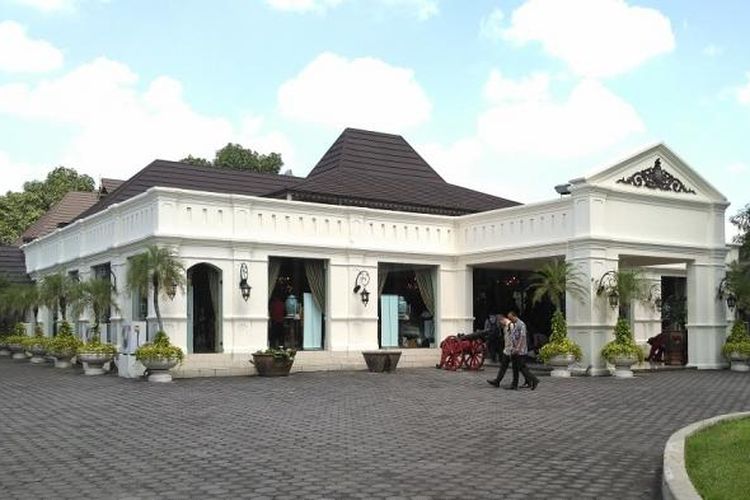 Bangunan utama pendopo Museum Batik Danar Hadi.