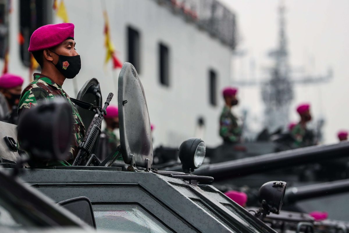 Prajurit TNI AL mengikuti Apel Gelar Pasukan Kesiapsiagaan TNI Angkatan Laut Tahun 2020 di dermaga JICT II, Pelabuhan Tanjung Priok, Jakarta Utara, Senin (23/11/2020). Apel pasukan tersebut digelar untuk memeriksa kesiapansiagaan prajurit maupun alutsista TNI Angkatan Laut guna menyambut tugas-tugas ke depan.