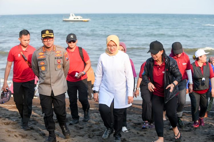 Bupati Banyuwangi Ipuk Fiestiandani bersama Ketum Bhayangkari Juliati Listyo Sigit Prabowo saat acara baksos di Pantai Cemara, Jumat (6/10/2023).