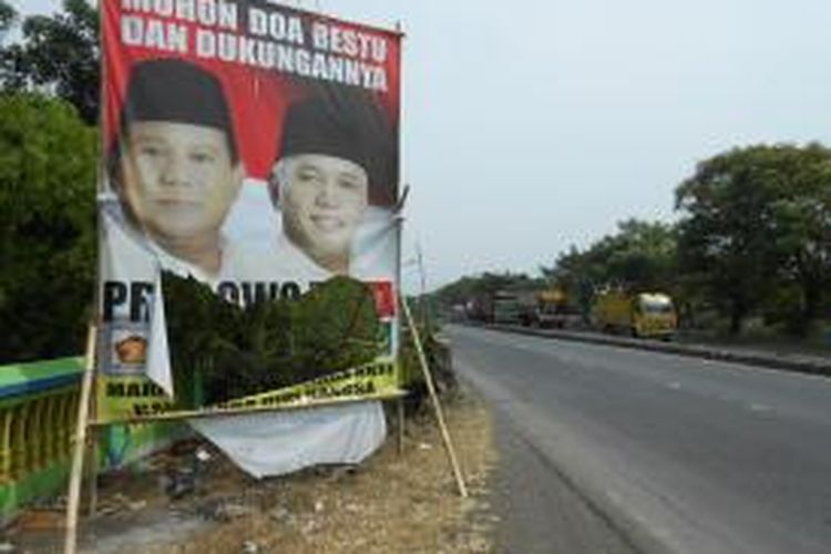 Baliho pasaangan capres Prabowo-Hatta , di jalur pantura , Desa Batu, Kecamatan Karangtengah, Demak , dirusak orang tak dikenal, Jumat (6/6/2014)