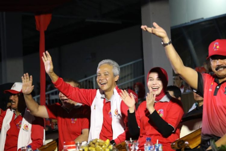 Gubernur Jawa Tengah Ganjar Pranowo (tiga dari kanan) dan Wali Kota Solo FX Hadi Rudyatmo (satu dari kanan) membuka Pekan Olahraga Provinsi (Porprov) Jawa Tengah ke-15 di Surakarta, Jumat (19/10/2018) malam.