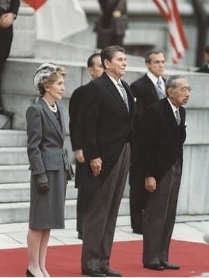 Presiden AS ke-40 Ronald Reagan dan Ibu Negara AS Nancy Reagan berdiri bersama dengan Kaisar Hirohito. (White House Photographic Office via Wikipedia)