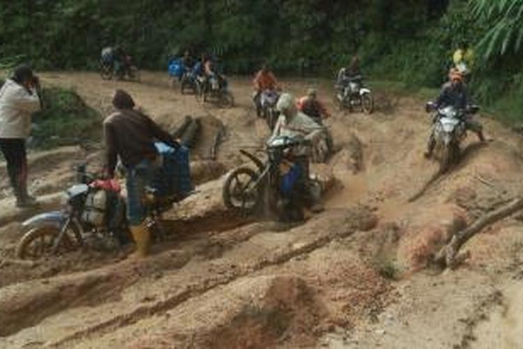 Ojek tengah melintasi jalanan rusak dari Masamba ke Seko, Sulawesi Selatan.