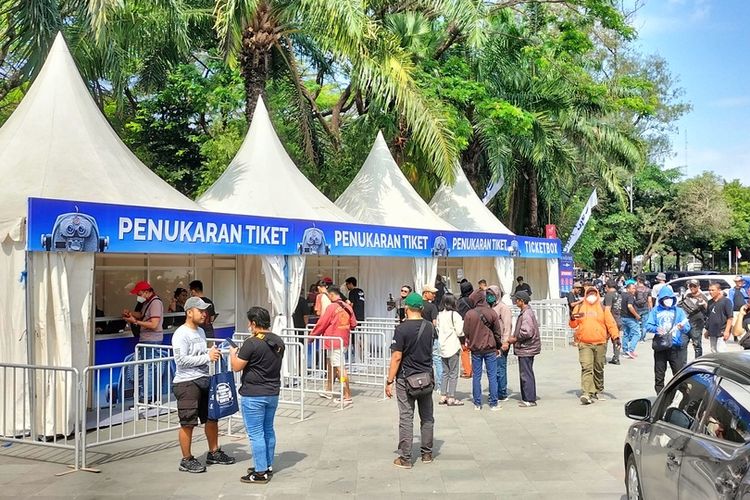 Fans Dream Theater mulai berdatangan di kawasan Stadion Manahan, Kota Solo, Jawa Tengah, Rabu (10/8/2022).