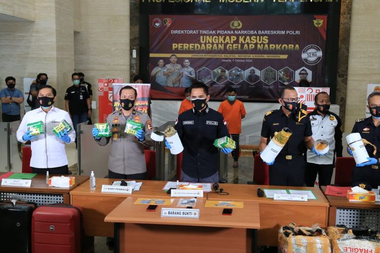 Direktur Tindak Pidana Narkoba Bareskrim Polri Brigjen (Pol) Krisno Halomoan Siregar (tengah) di Gedung Bareskrim Polri, Jakarta Selatan, Rabu (7/10/2020).