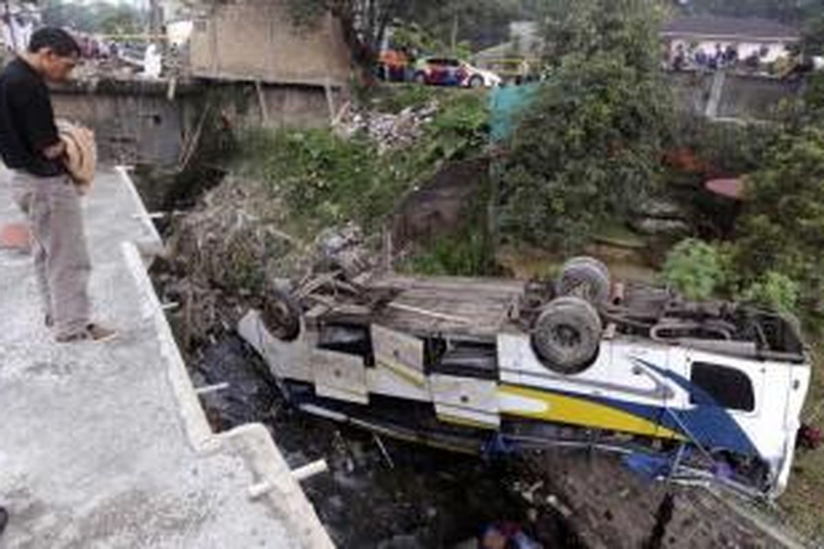 Kondisi Bus Giri Indah yang mengalami kecelakaan masuk jurang di Desa Tugu, Cisarua, Bogor, Jawa Barat, Rabu (21/8/2013). Kecelakaan menewaskan 18 penumpang, 32 orang mengalami luka berat, 10 orang luka ringan.