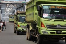 16 Truk Menguji Kekuatan Jembatan Kapuas I