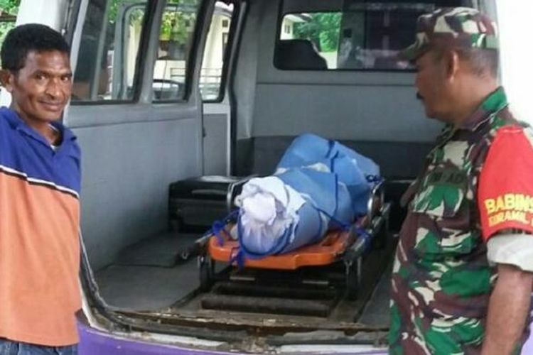 Jasad kapten kapal kargo MV New Ligh Manadianto (57) saat berada di dalam mobil ambulans di Kecamatan Insana Utara, Kabupaten Timor Tengah Utara (TTU), Nusa Tenggara Timur, Minggu (29/1/2017/
