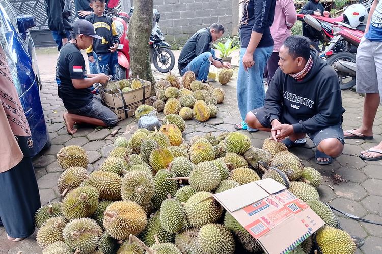 suasana pembeli durian milik Amrozi. KOMPAS.COM/SLAMET PRIYATIN