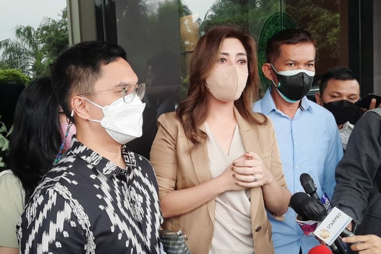 Dhena Devanka (blazer cokelat) setelah selesai mendengar putusan cerainya dengan Jonathan Frizzy di Pengadilan Agama (PA) Jakarta Selatan pada Kamis (17/2/2022). 