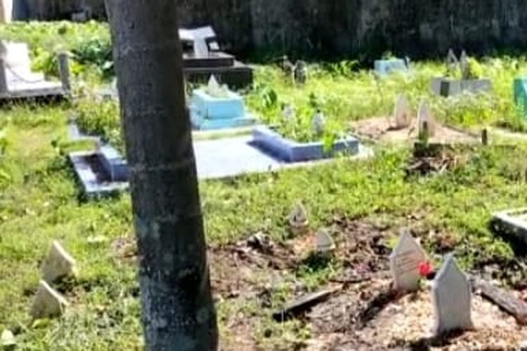 Sebanyak 21 kuburan di dua lokasi pemakaman umum di Kecamatan Pontianak Selatan, Kota Pontianak, Kalimantan Barat (Kalbar) juga dilaporkan dirusak. Salah seorang warga setempat, Ardiansyah mengatakan, dua lokasi pemakaman yang dirusak di Gang Haji Mailamah sebanyak 11 kuburan dan Gang Haji Busri sebanyak 10 kuburan. 