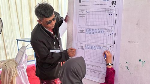 Suara Risma Sempat Unggul di TPS Khofifah Nyoblos