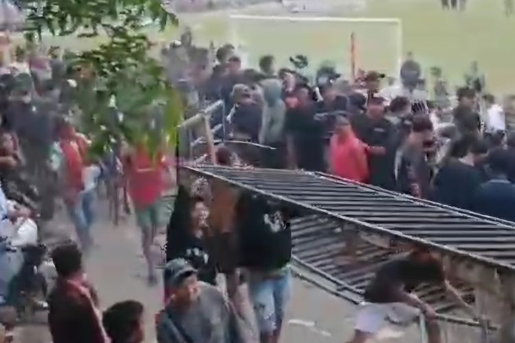 Final Bupati Pasuruan Cup Ricuh, Suporter Bentrok dan Pagar Lapangan Dijarah