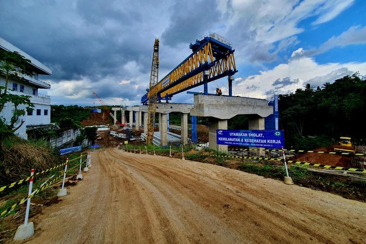 Proses pembangunan proyek jalan tol Bogor-Ciawi-Sukabumi PT Waskita Beton Precast Tbk (WSBP).