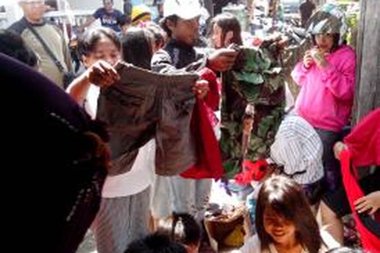 Warga korban kebakaran Sungai Bolong berebut pakaian layak pakai bantuan dari warga. Kebanyakan warga tak sempat menyelematkan pakain mereka karena cepatnya api melalap pemukiman mereka Kamis kemaren.