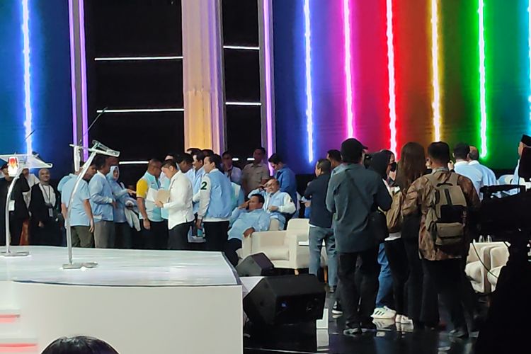 Saat Prabowo Tampak Lelah Ketika Jeda Iklan Debat Capres, Dikelilingi Maruarar, Bahlil, dan Rosan...