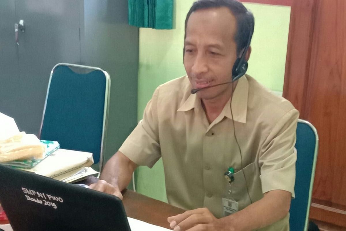 Witono, guru IPS SMPN 1 Purwantoro, Wonogiri, Jawa Tengah yang mengikuti sarasehan online untuk guru, merasa terbantu dalam mengembangkan kegiatan pembelajaran online untuk siswa di rumah.