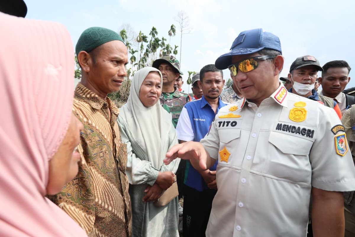Ketua Satuan Tugas (Kasatgas) Muhammad Tito Karnavian Percepatan Rehabilitasi dan Rekonstruksi Pascabencana Sumatera saat meninjau Desa Sahraja, Kecamatan Pante Bidari, Kabupaten Aceh Timur, Aceh, Kamis (22/1/2026). 
