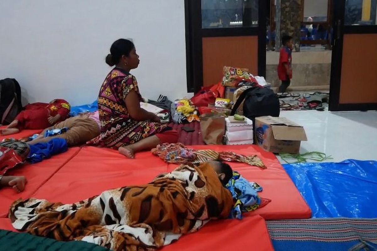 Kondisi pengungsi di Gunung Semeru banyak yang mulai sakit
