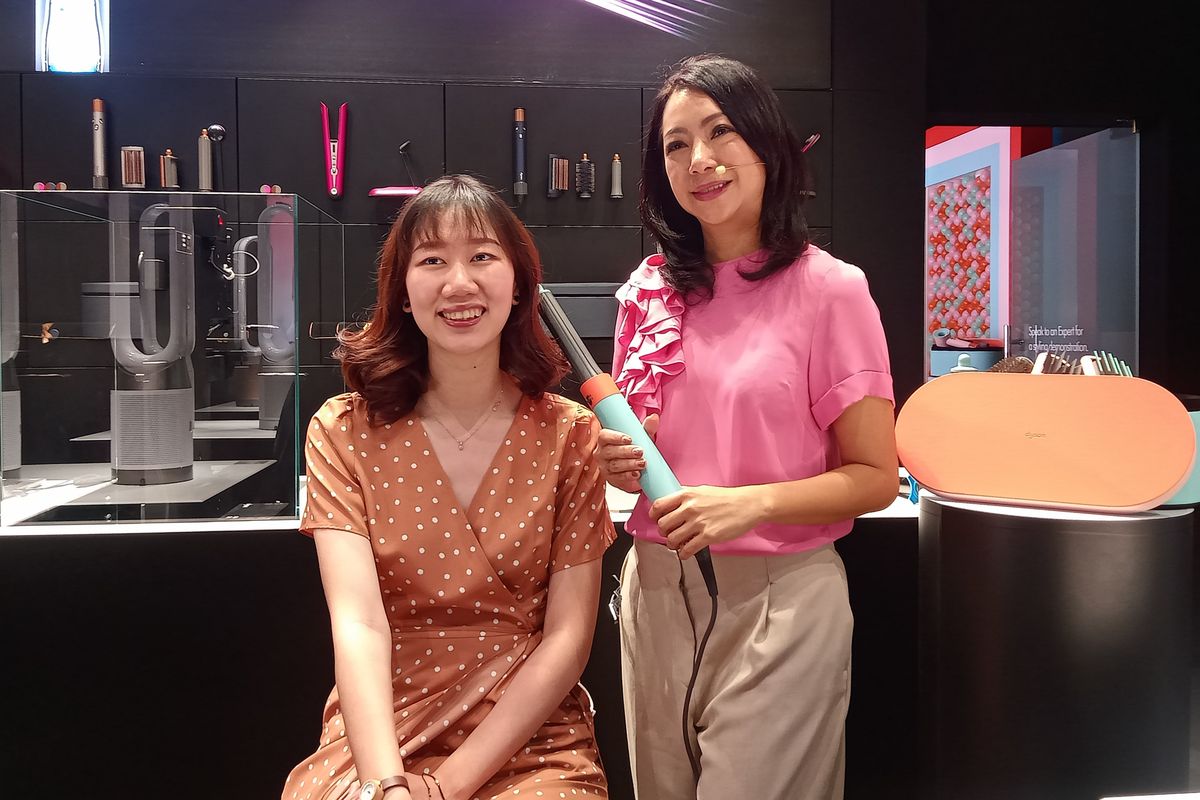 Alia Karina selaku Dyson Expert (kanan) saat memperagakan proses styling gaya rambut Korean wave di Dyson Demo Store Mal Pondok Indah 3 (PIM 3), Jakarta, Jumat (1/12/2023).