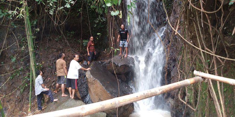 Obyek wisata Air Terjun Curug Gending Asmoro di Dusun Tompo Gunung, Desa Kalongan, Kecamatan Ungaran Timur, Kabupaten Semarang, Jawa Tengah, Sabtu (17/2/2018).