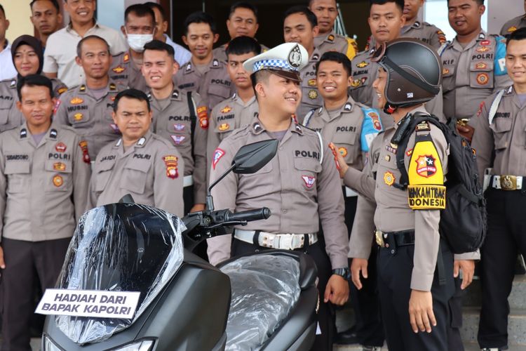 Anggota Polres Kubu Raya, Kalimantan Barat (Kalbar) Bripda Novandro yang ganjalkan sepeda motor untuk cegah kecelakaan beruntun di Jembatan Kapuas II mendapat hadiah dari Kapolri Jenderal Listyo Sigit Prabowo. 