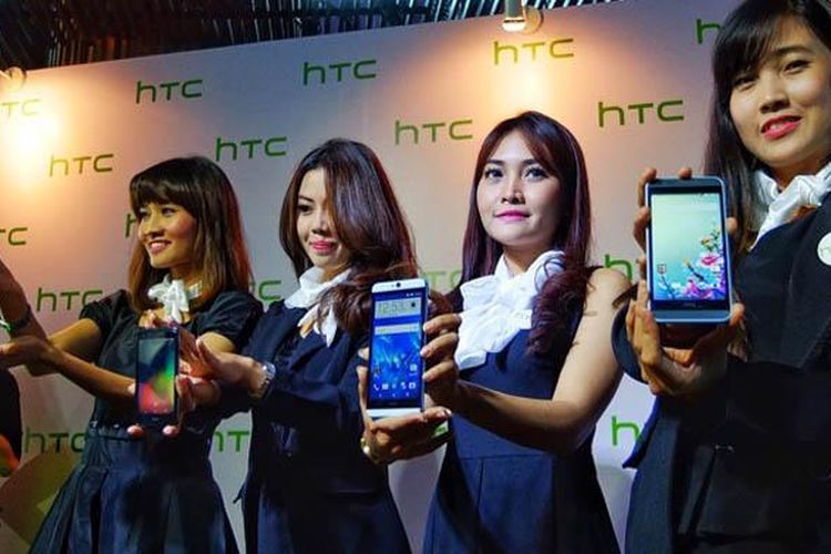 Model menunjukkan empat ponsel seri Desire dari HTC yang diluncurkan berbarengan dalam acara di Jakarta, Kamis (3/8/2015).