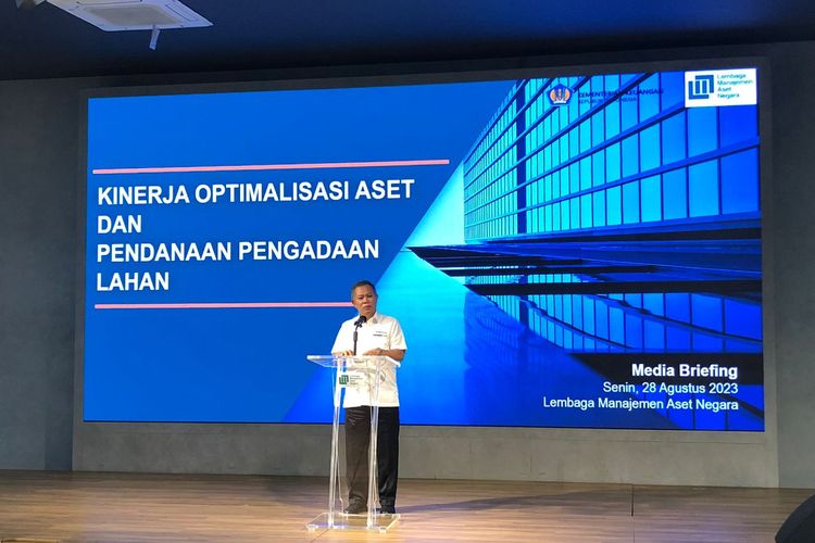 Direktur Utama Lembaga Manajemen Aset Negara (LMAN) Basuki Purwadi memaparkan kinerja optimalisasi aset dan pendangen pengadaan Lahan LMAN, di Jakarta, Senin (28/8/2023).