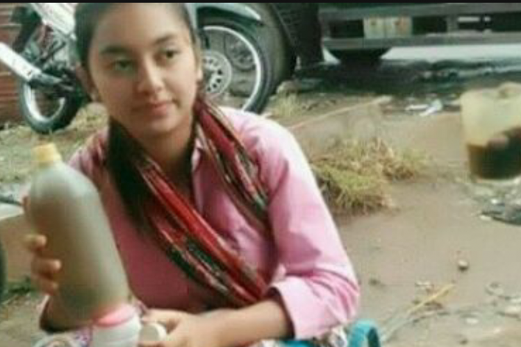 Inilah foto Pratiwi Safarina, gadis asal Desa Conto, Kecamatan Bulukerto, Kabupaten Wonogiri, Jawa Tengah, yang viral karena berjualan jamu gendong keliling di Bogor.