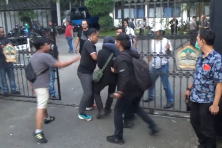 Wartawan Tempo Dipiting dan Dibanting, AJI Semarang Kecam Tindakan Represif Polisi