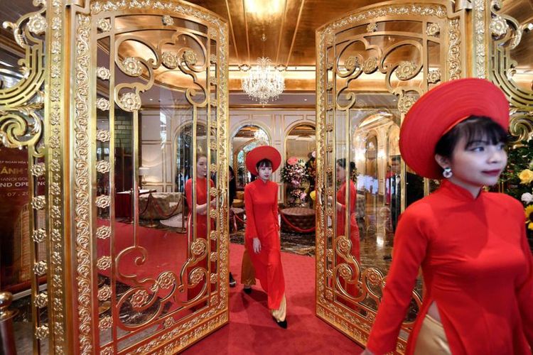 Tampilan lobby di Dolce Hanoi Golden Lake Hotel berlapis emas 24 karat.