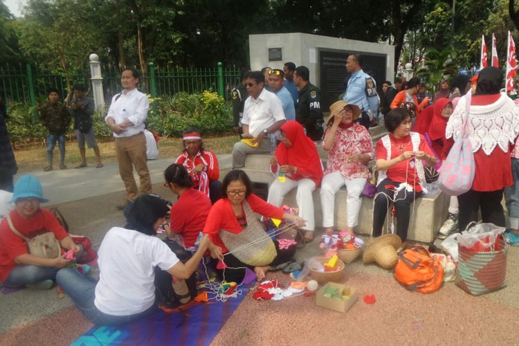 Kominitas Rajut Kejut sedang merajut di Taman Pandang Istana, Kamis (17/8/2017). 