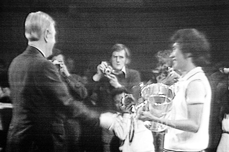 Rudy Hartono Kurniawan (26) tampil sebagai juara tunggal putra All England 8 kali. Suatu rekor baru dalam sejarah bulu tangkis. Foto diambil dari televisi yang menyiarkan langsung final All England 1976 di London.